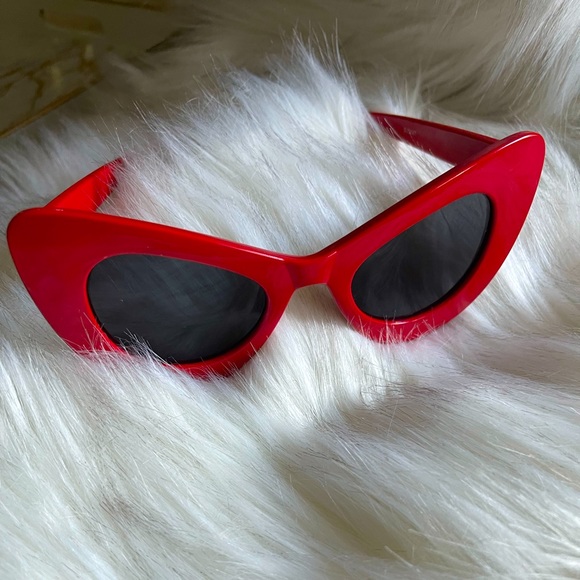 Red Large Frame Cat eye Sunglasses - Picture 2 of 5